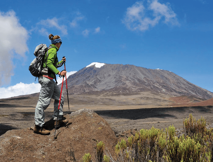 Randonneuse avec vue sur le Kilimandjaro