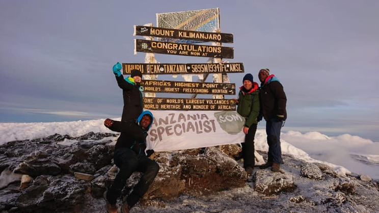 Ascension du Kilimandjaro - Photo de groupe arrivé au sommet