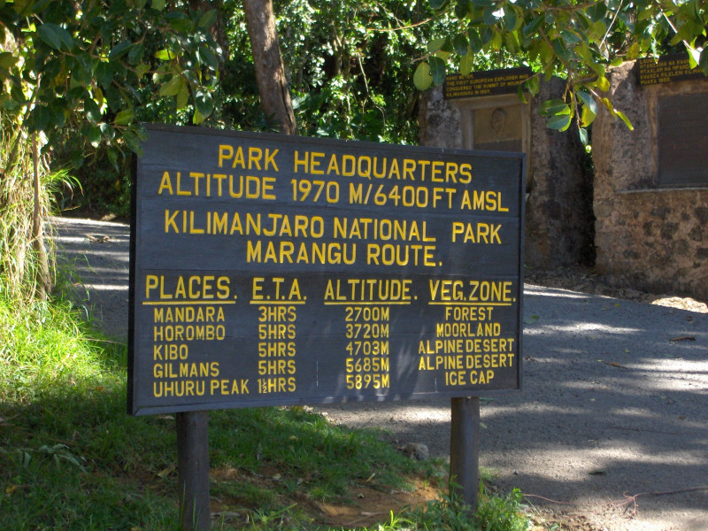Voie Marangu 5 jours - jour 1 : Marangu Gate (1 830 m) - Mandara Huts (2 700 m)
