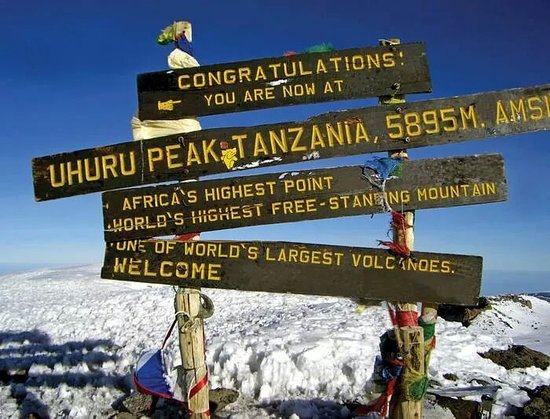 Voie Marangu 5 jours - jour 4 : Kibo Huts (4 700 m) - Uhuru Peak (5 895 m) - Horombo Huts (3 720 m)