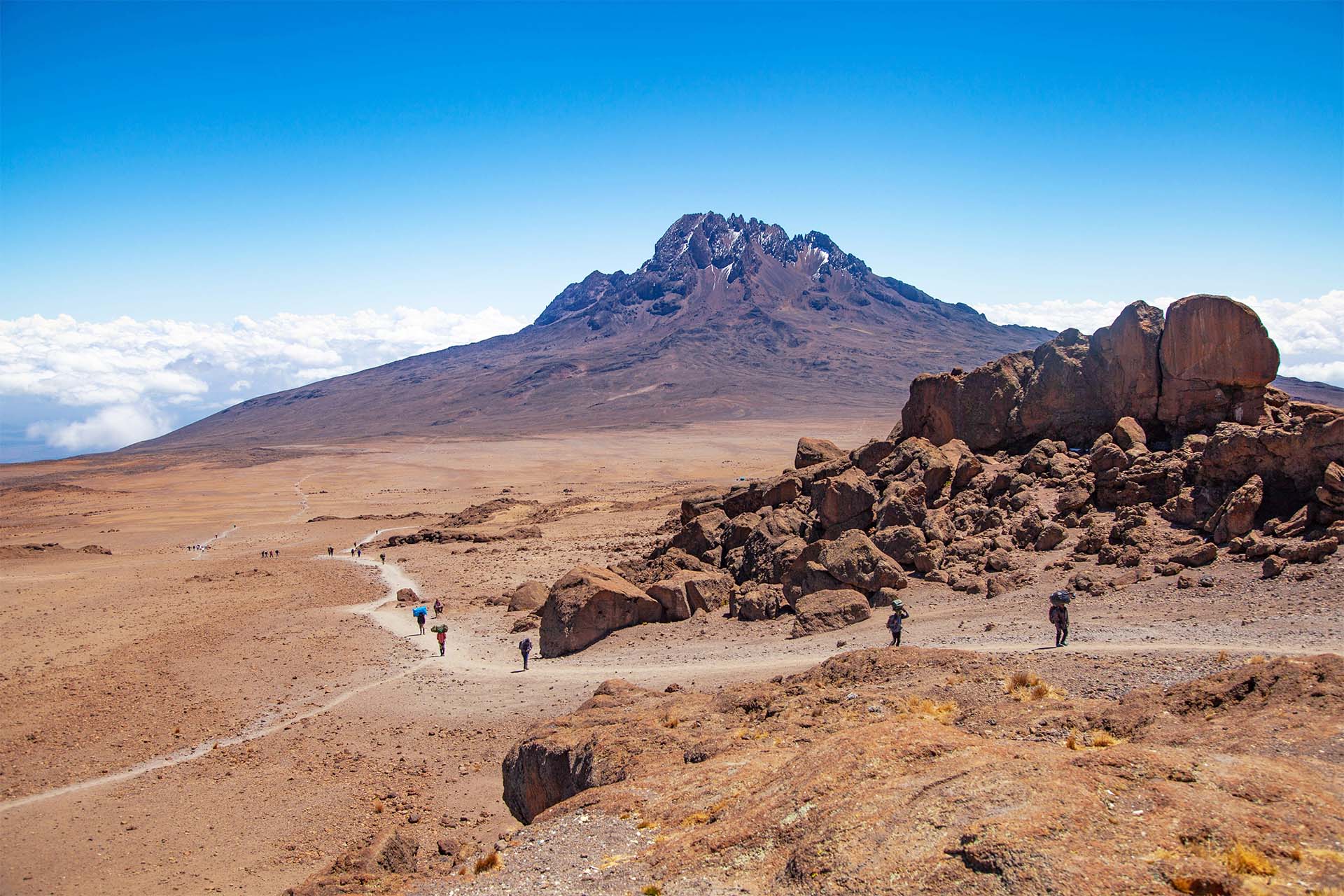 Ascension du Kilimandjaro sous le soleil